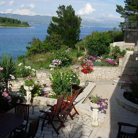 Apartment Seafront Garden Apartments Lumbarda