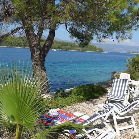 Apartment Seafront Garden Apartments Lumbarda *