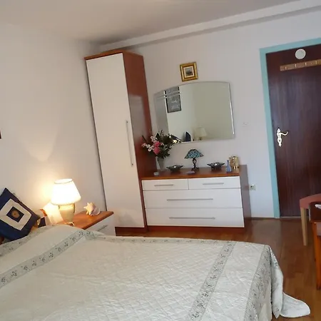 Apartment Seafront Garden Apartments Lumbarda *