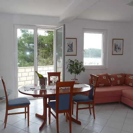 Apartment Seafront Garden Apartments Lumbarda *