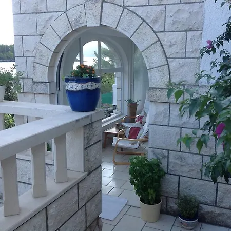 Apartment Seafront Garden Apartments Lumbarda *