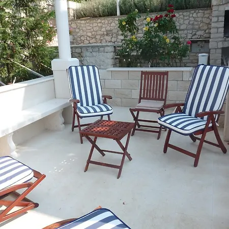 Apartment Seafront Garden Apartments Lumbarda