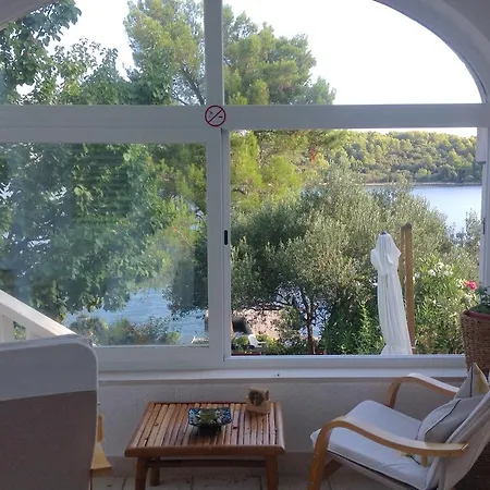 Apartment Seafront Garden Apartments Lumbarda *