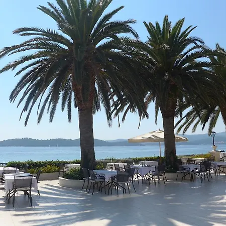 Apartment Seafront Garden Apartments Lumbarda