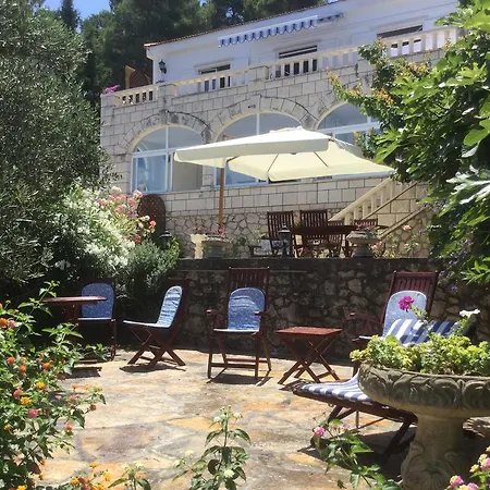 Apartment Seafront Garden Apartments Lumbarda *