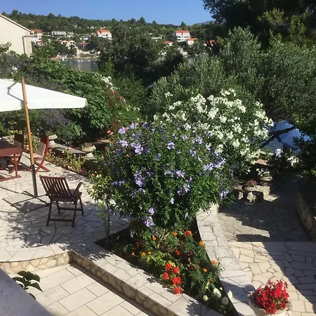 Apartment Seafront Garden Apartments Lumbarda