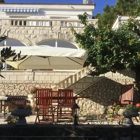 Apartment Seafront Garden Apartments Lumbarda