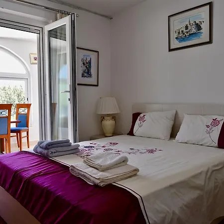 Apartment Seafront Garden Apartments Lumbarda *