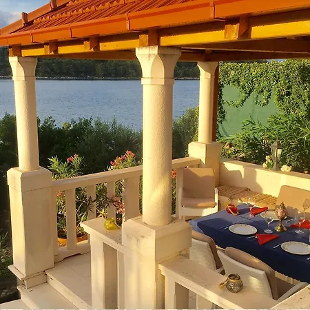 Apartment Seafront Garden Apartments Lumbarda *
